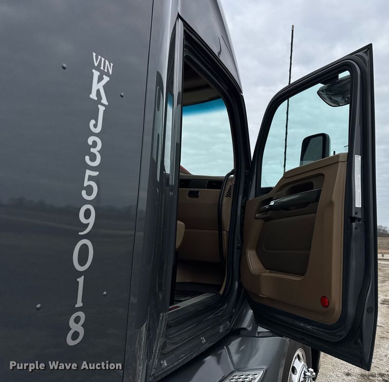 image for item DH9845 2019 Kenworth T680 semi truck