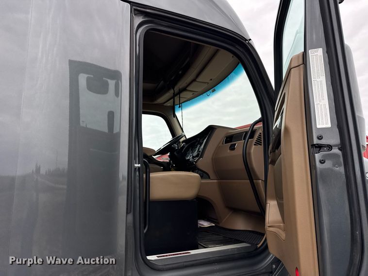 image for item DH9845 2019 Kenworth T680 semi truck
