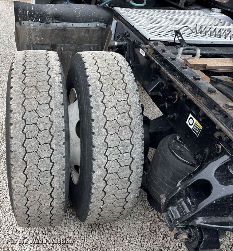 image for item DH9845 2019 Kenworth T680 semi truck