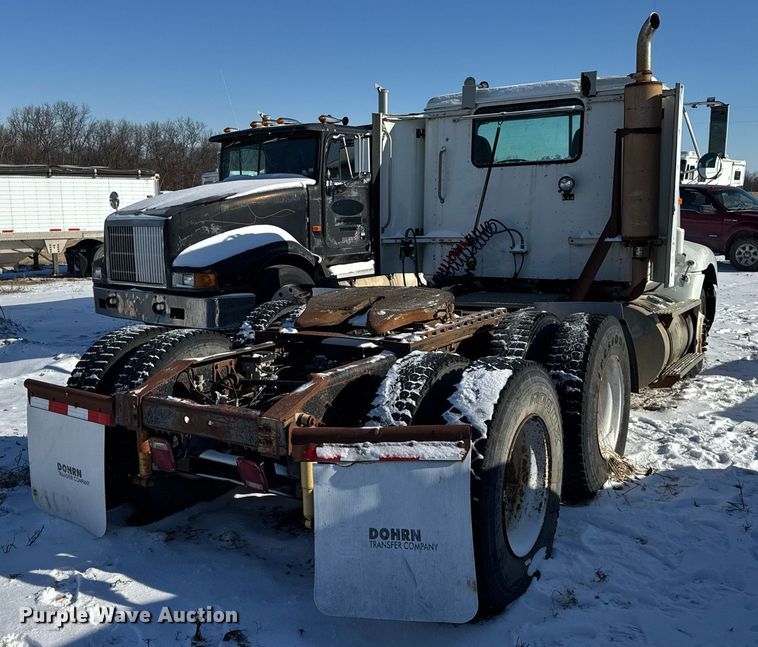 image for item DH9846 1996 International 9200 semi truck