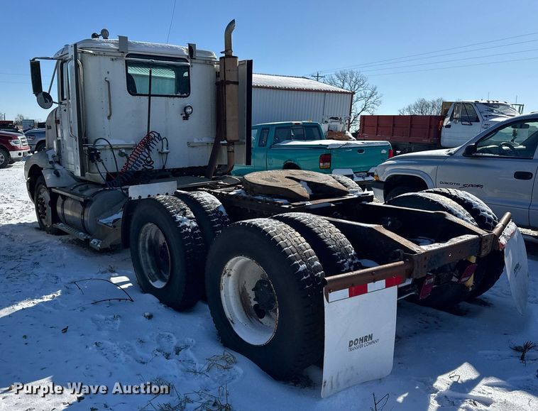 image for item DH9846 1996 International 9200 semi truck