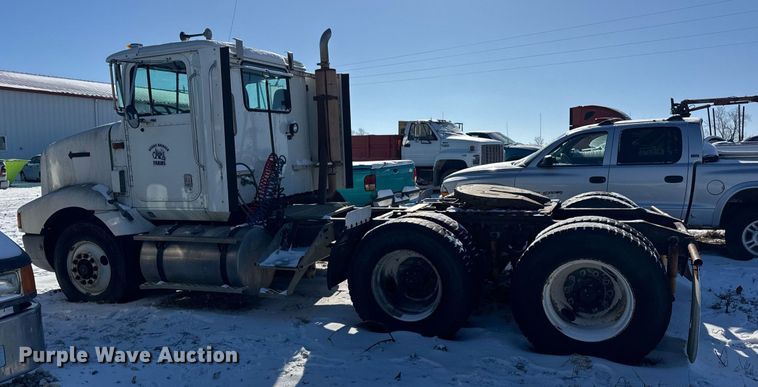 image for item DH9846 1996 International 9200 semi truck