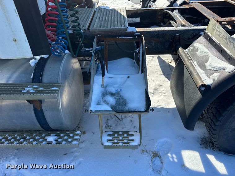 image for item DH9846 1996 International 9200 semi truck