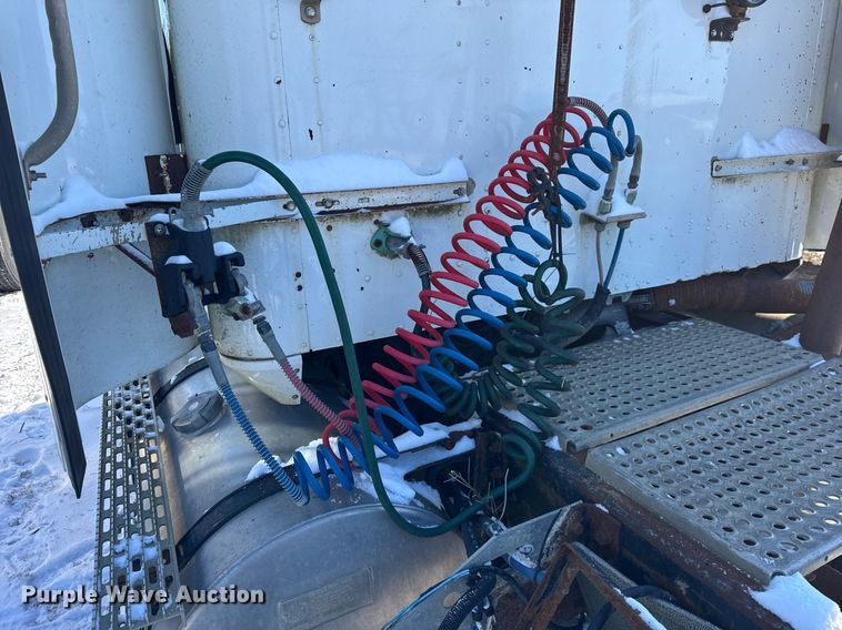 image for item DH9846 1996 International 9200 semi truck