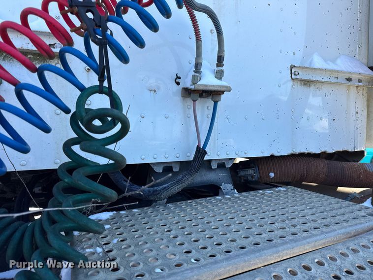 image for item DH9846 1996 International 9200 semi truck