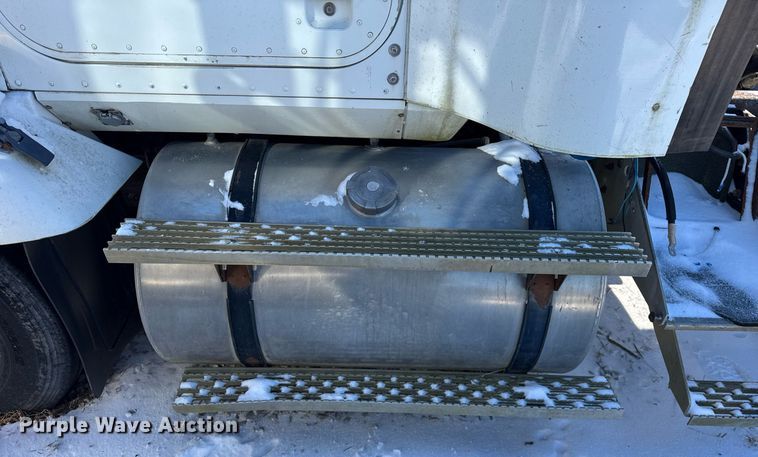 image for item DH9846 1996 International 9200 semi truck