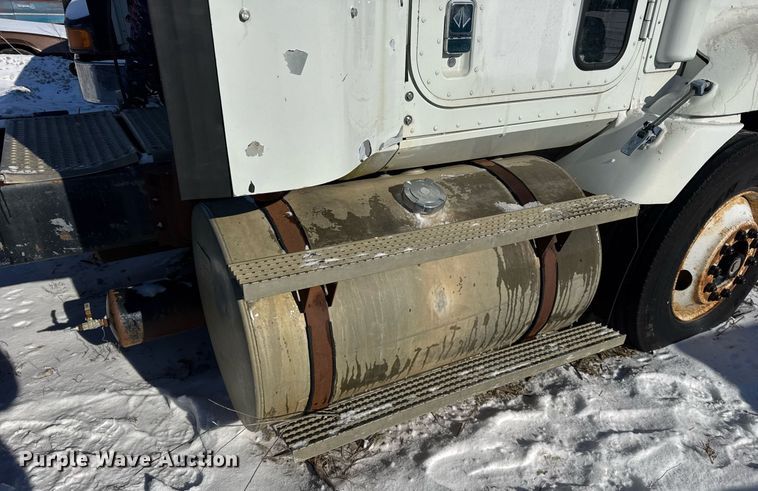 image for item DH9846 1996 International 9200 semi truck