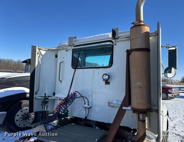 image for item DH9846 1996 International 9200 semi truck