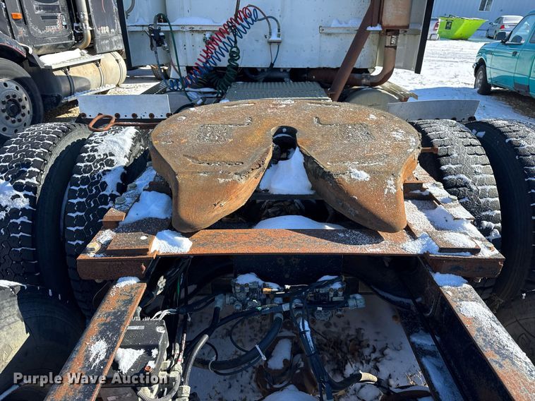 image for item DH9846 1996 International 9200 semi truck