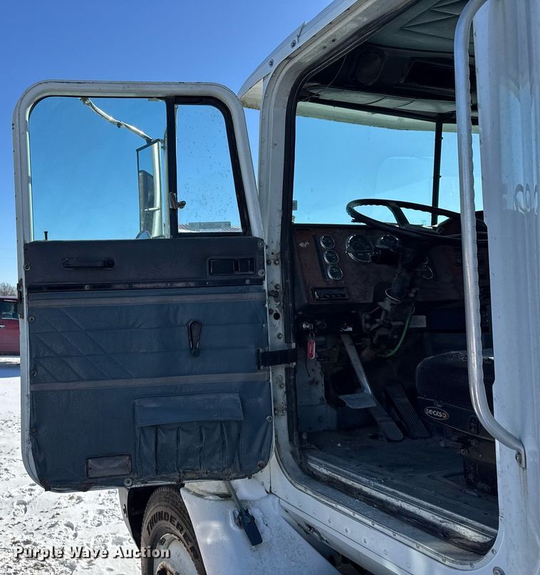 image for item DH9846 1996 International 9200 semi truck