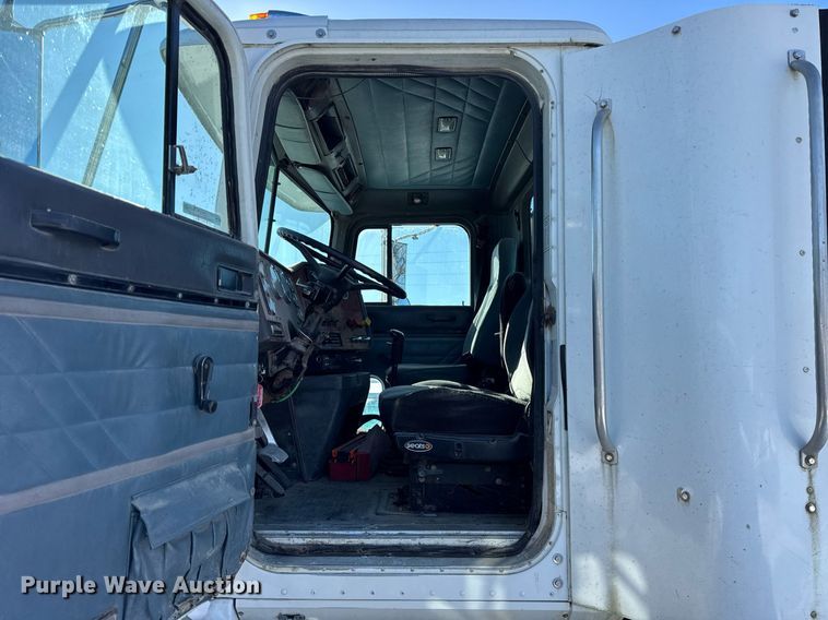 image for item DH9846 1996 International 9200 semi truck