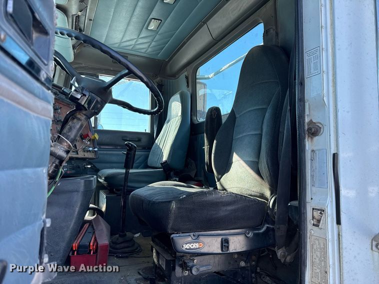 image for item DH9846 1996 International 9200 semi truck