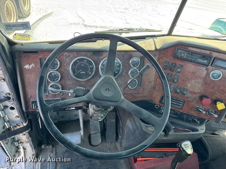 image for item DH9846 1996 International 9200 semi truck