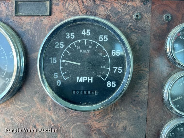 image for item DH9846 1996 International 9200 semi truck