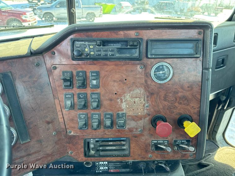 image for item DH9846 1996 International 9200 semi truck