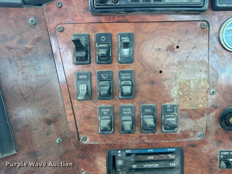 image for item DH9846 1996 International 9200 semi truck