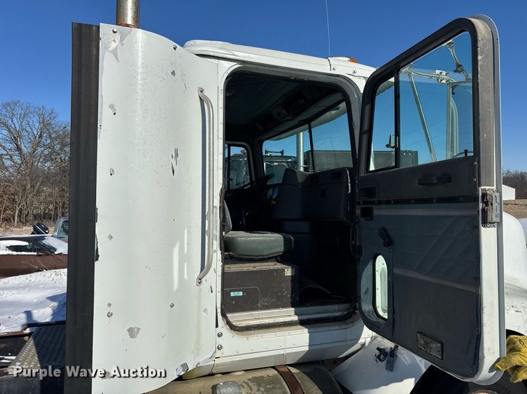 image for item DH9846 1996 International 9200 semi truck