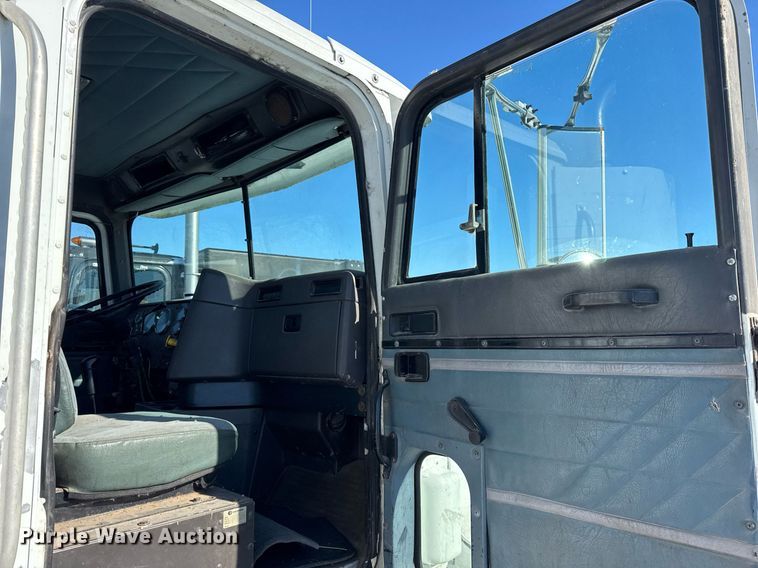 image for item DH9846 1996 International 9200 semi truck