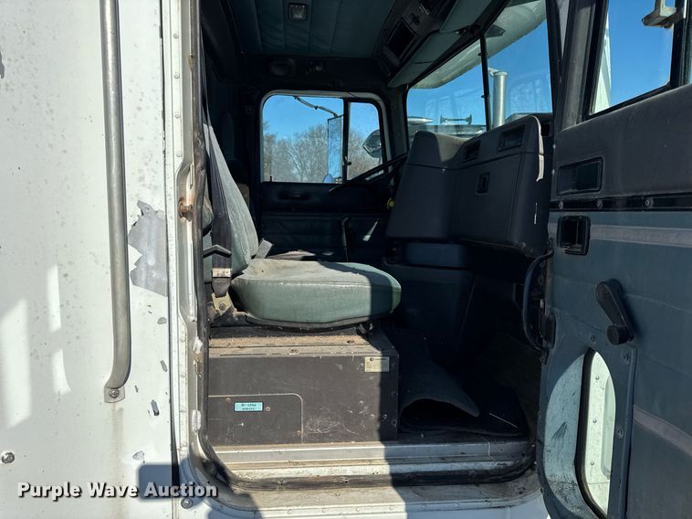 image for item DH9846 1996 International 9200 semi truck