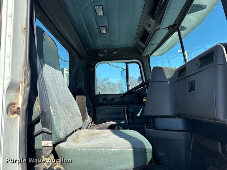 image for item DH9846 1996 International 9200 semi truck