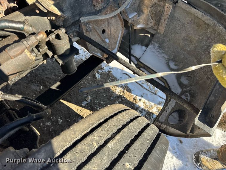 image for item DH9846 1996 International 9200 semi truck