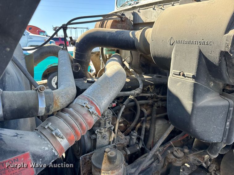 image for item DH9846 1996 International 9200 semi truck