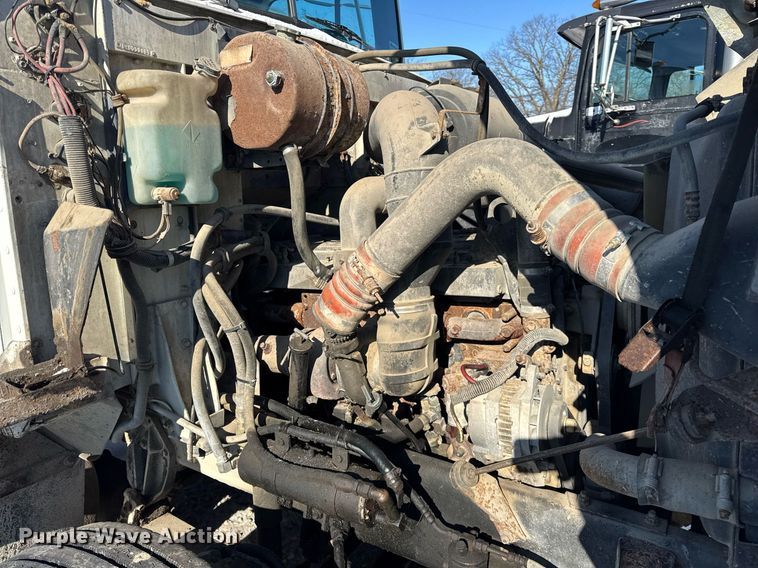 image for item DH9846 1996 International 9200 semi truck