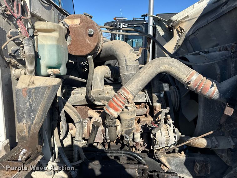 image for item DH9846 1996 International 9200 semi truck