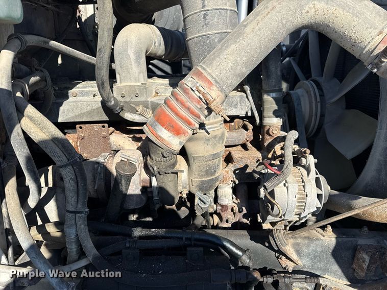 image for item DH9846 1996 International 9200 semi truck