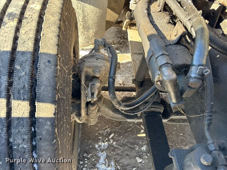 image for item DH9846 1996 International 9200 semi truck