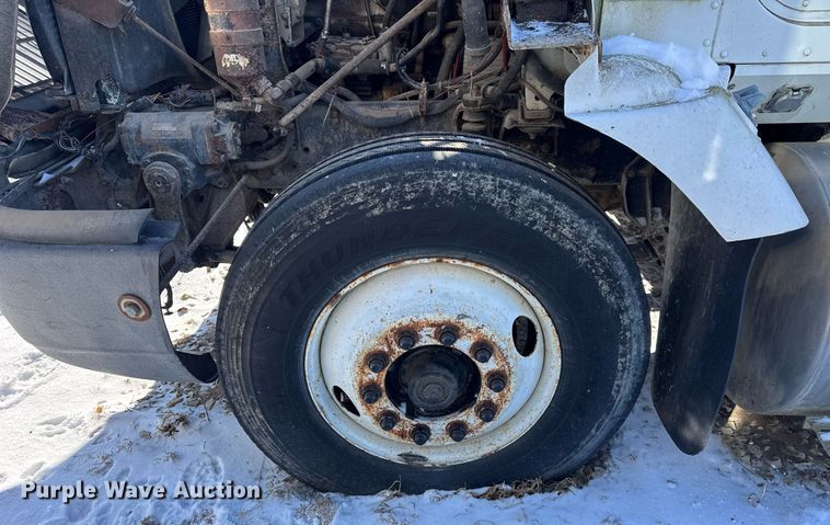 image for item DH9846 1996 International 9200 semi truck