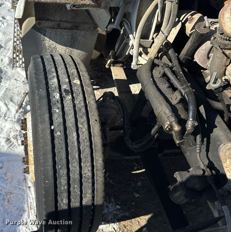 image for item DH9846 1996 International 9200 semi truck