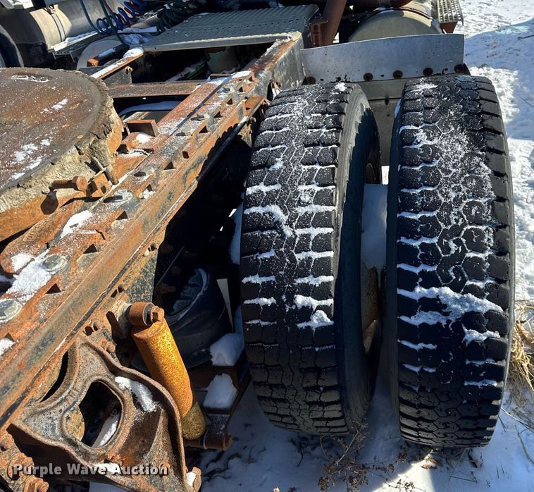 image for item DH9846 1996 International 9200 semi truck