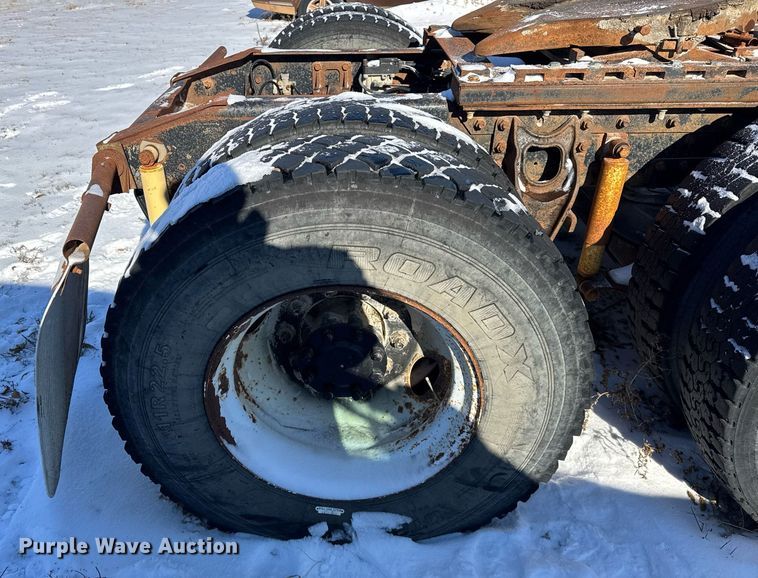 image for item DH9846 1996 International 9200 semi truck