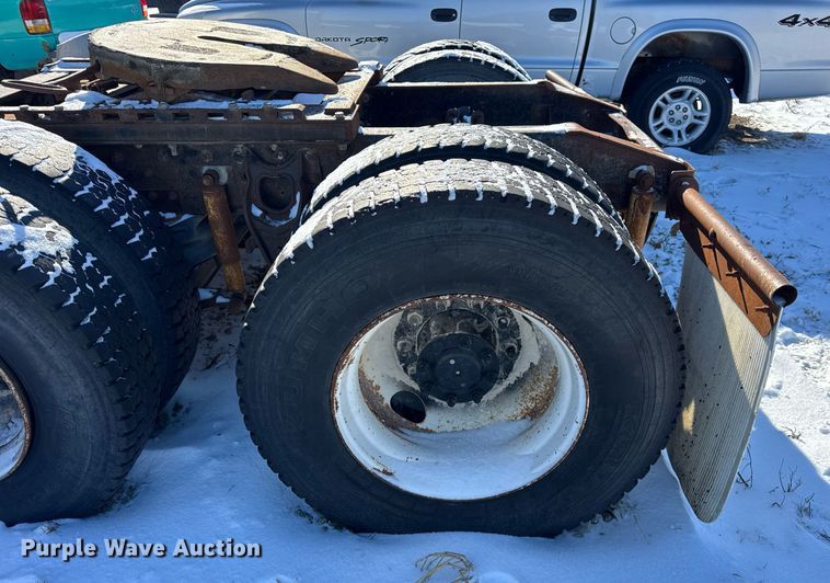 image for item DH9846 1996 International 9200 semi truck