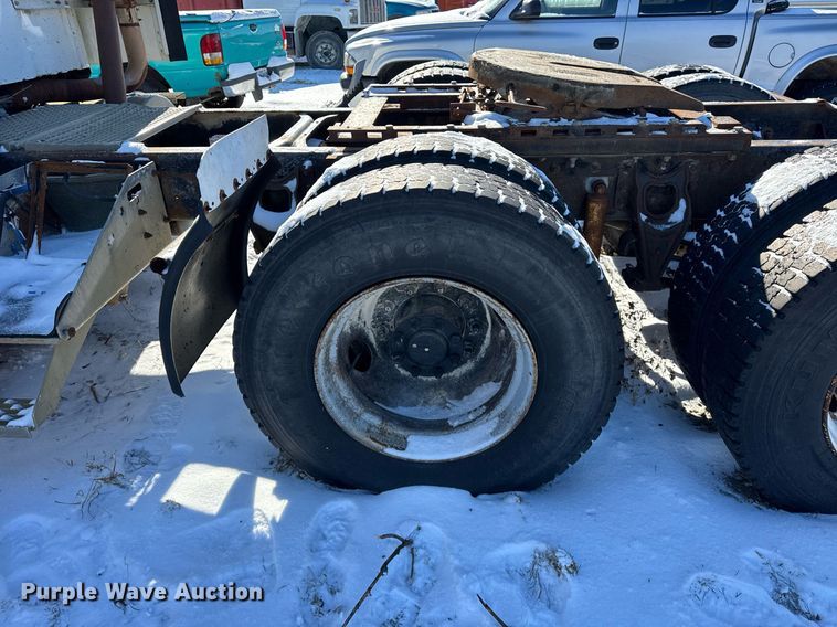 image for item DH9846 1996 International 9200 semi truck