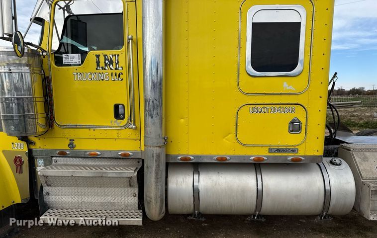 image for item DO2630 2007 Kenworth W900 semi truck