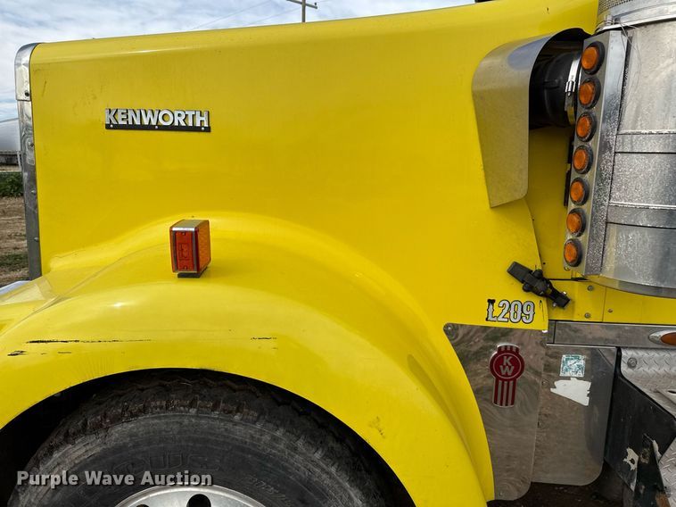 image for item DO2630 2007 Kenworth W900 semi truck