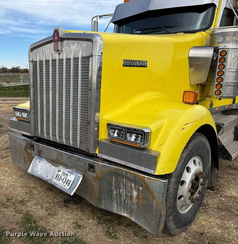 image for item DO2630 2007 Kenworth W900 semi truck