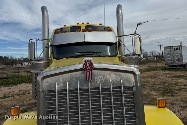 image for item DO2630 2007 Kenworth W900 semi truck