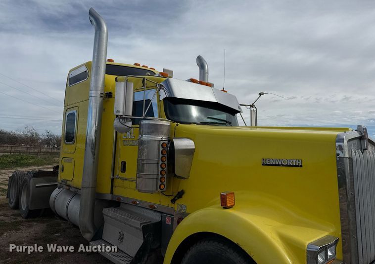 image for item DO2630 2007 Kenworth W900 semi truck