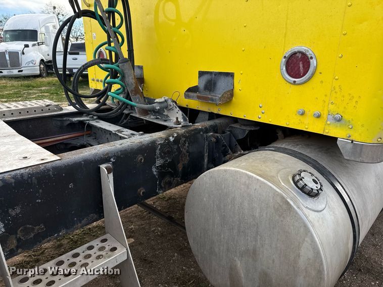 image for item DO2630 2007 Kenworth W900 semi truck