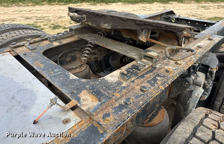 image for item DO2630 2007 Kenworth W900 semi truck