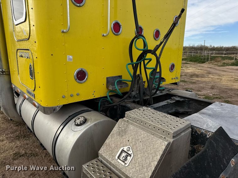 image for item DO2630 2007 Kenworth W900 semi truck