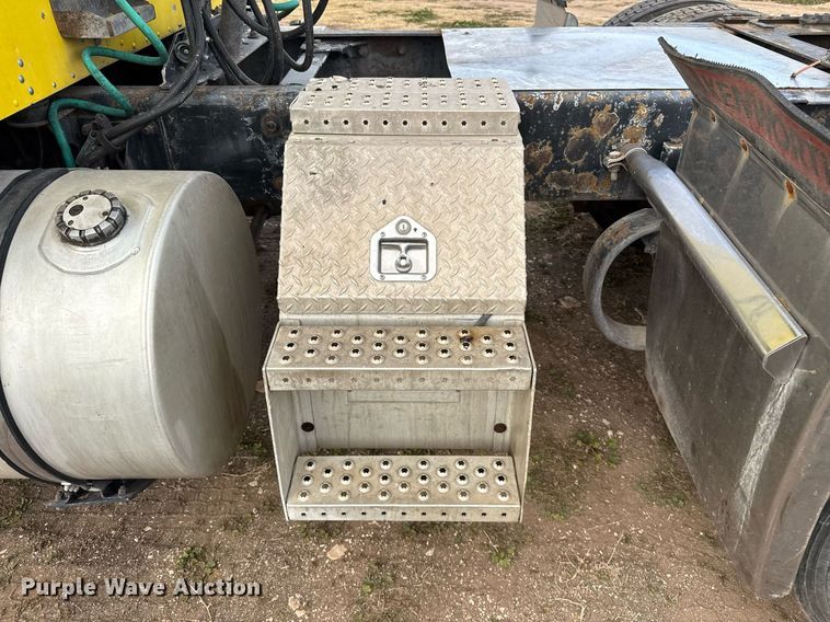 image for item DO2630 2007 Kenworth W900 semi truck