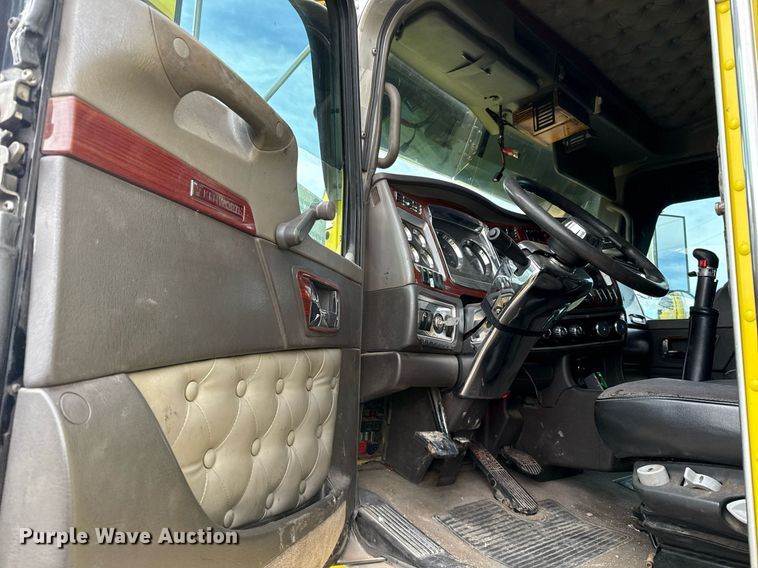 image for item DO2630 2007 Kenworth W900 semi truck