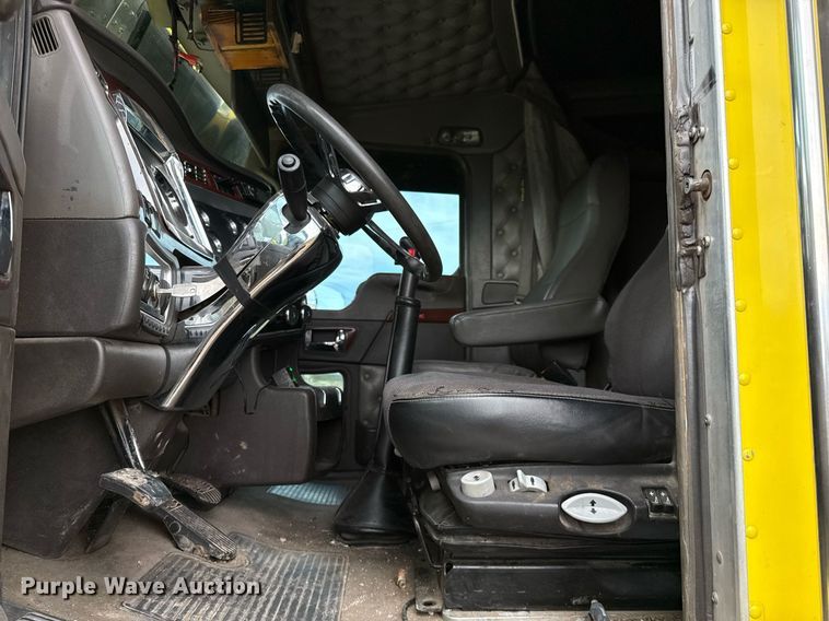 image for item DO2630 2007 Kenworth W900 semi truck