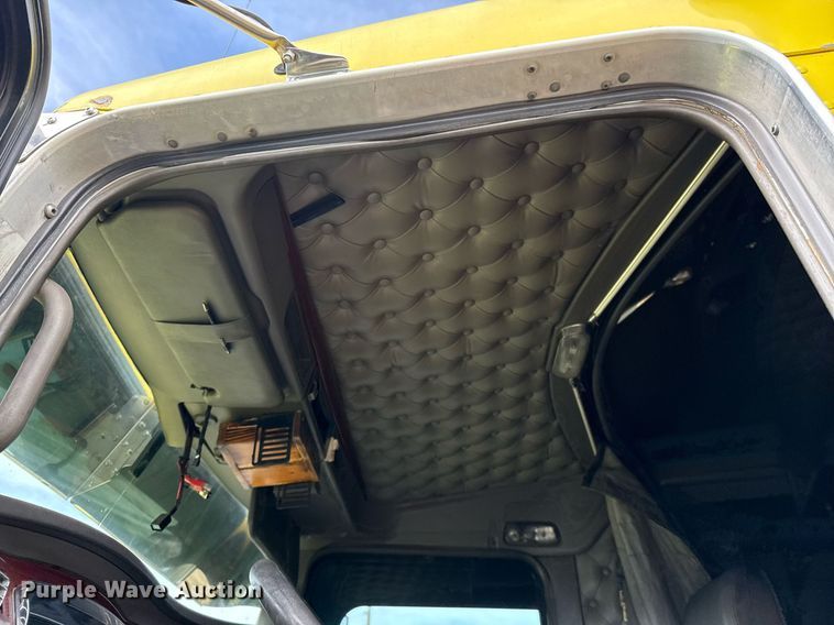 image for item DO2630 2007 Kenworth W900 semi truck