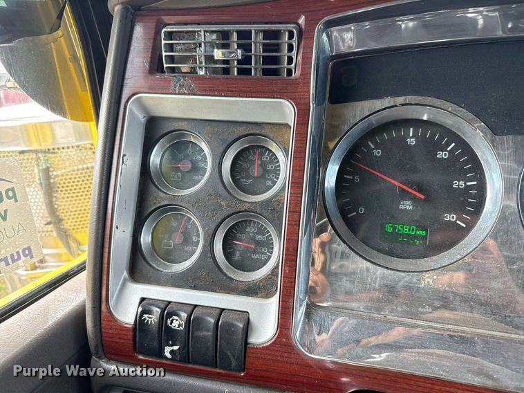 image for item DO2630 2007 Kenworth W900 semi truck