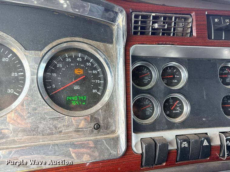 image for item DO2630 2007 Kenworth W900 semi truck